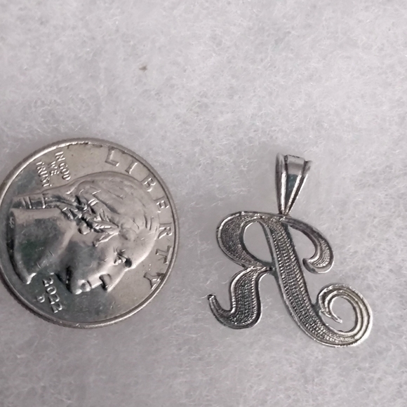 Sterling silver initial R pendant - Picture 3 of 3